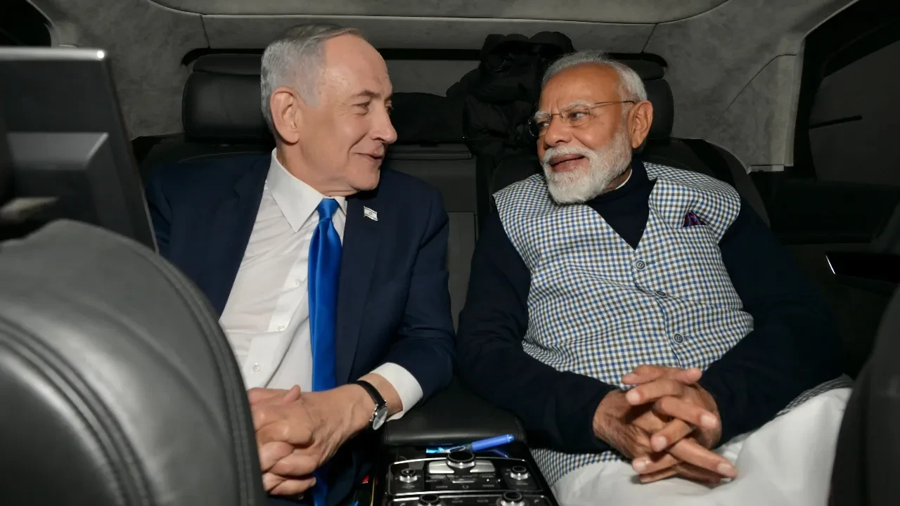 Netanyahu, Hindistan Başbakanı Modi'ye yaranmaya çalışıyor! Hint kıyafetiyle karşıladı
