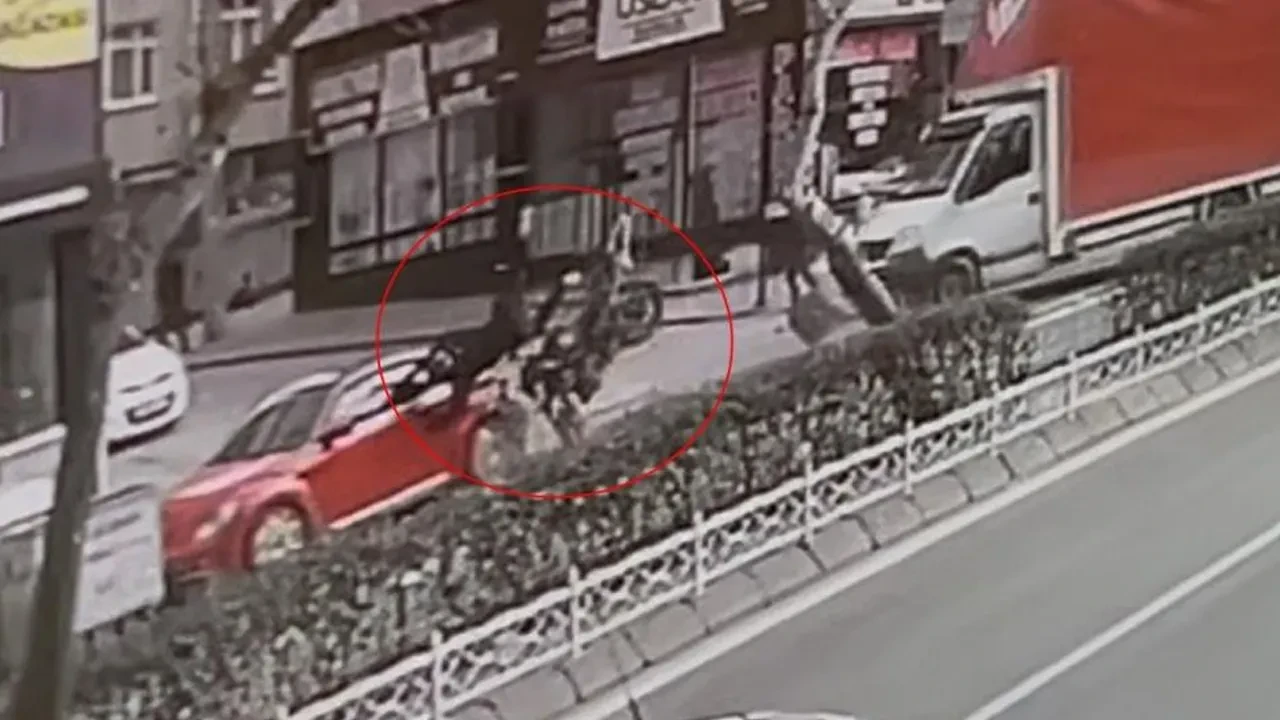 Önce kamyonete sonra otomobile çarptı! Feci kaza kamerada