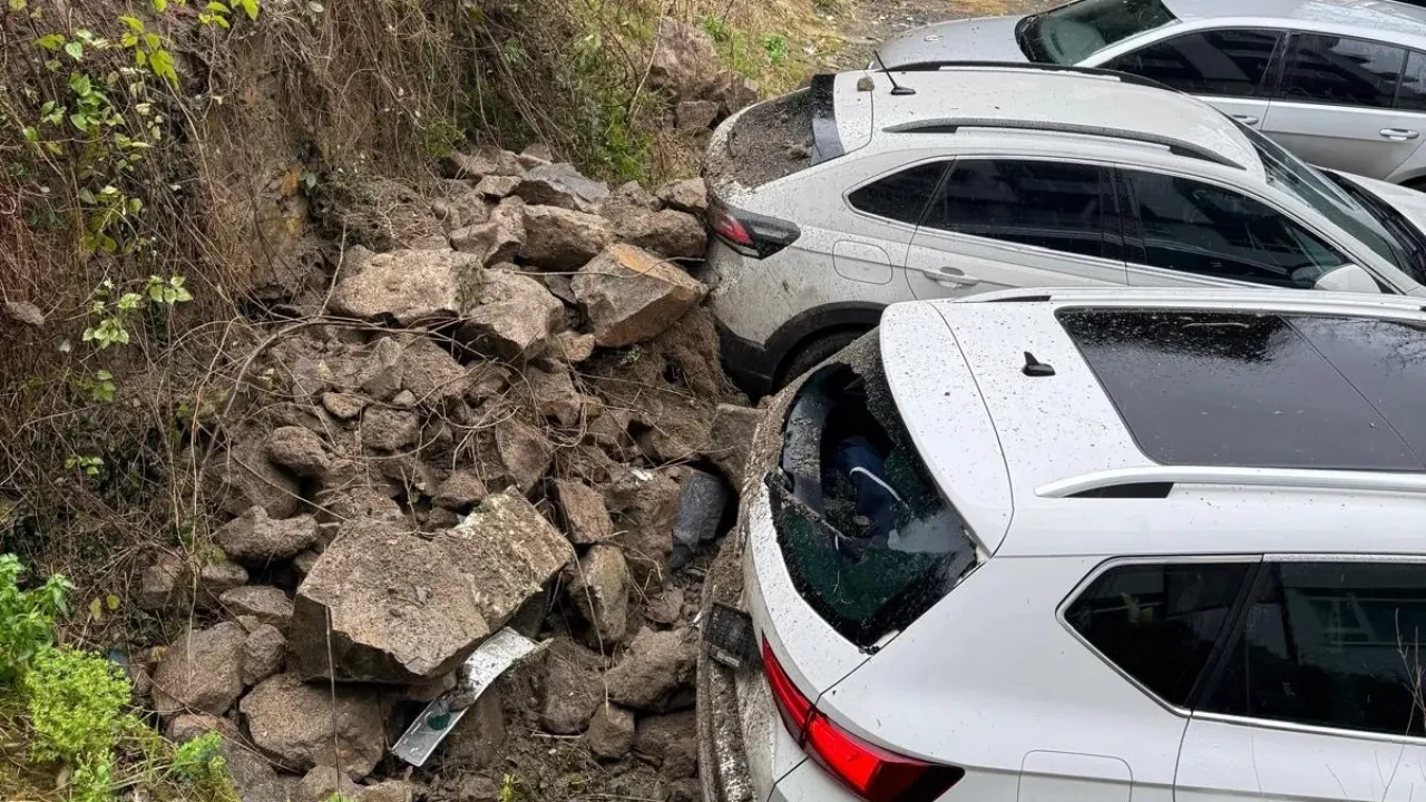 Ordu’da faciadan dönüldü: İstinat duvarı araçların üstüne yıkıldı