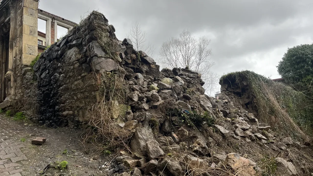 Ordu’da faciadan dönüldü: İstinat duvarı araçların üstüne yıkıldı