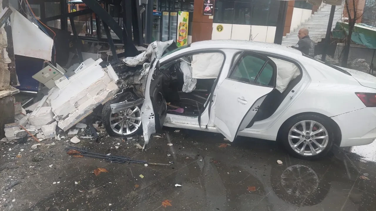 Otomobil iş yerine daldı! Feci kazada yaralılar var