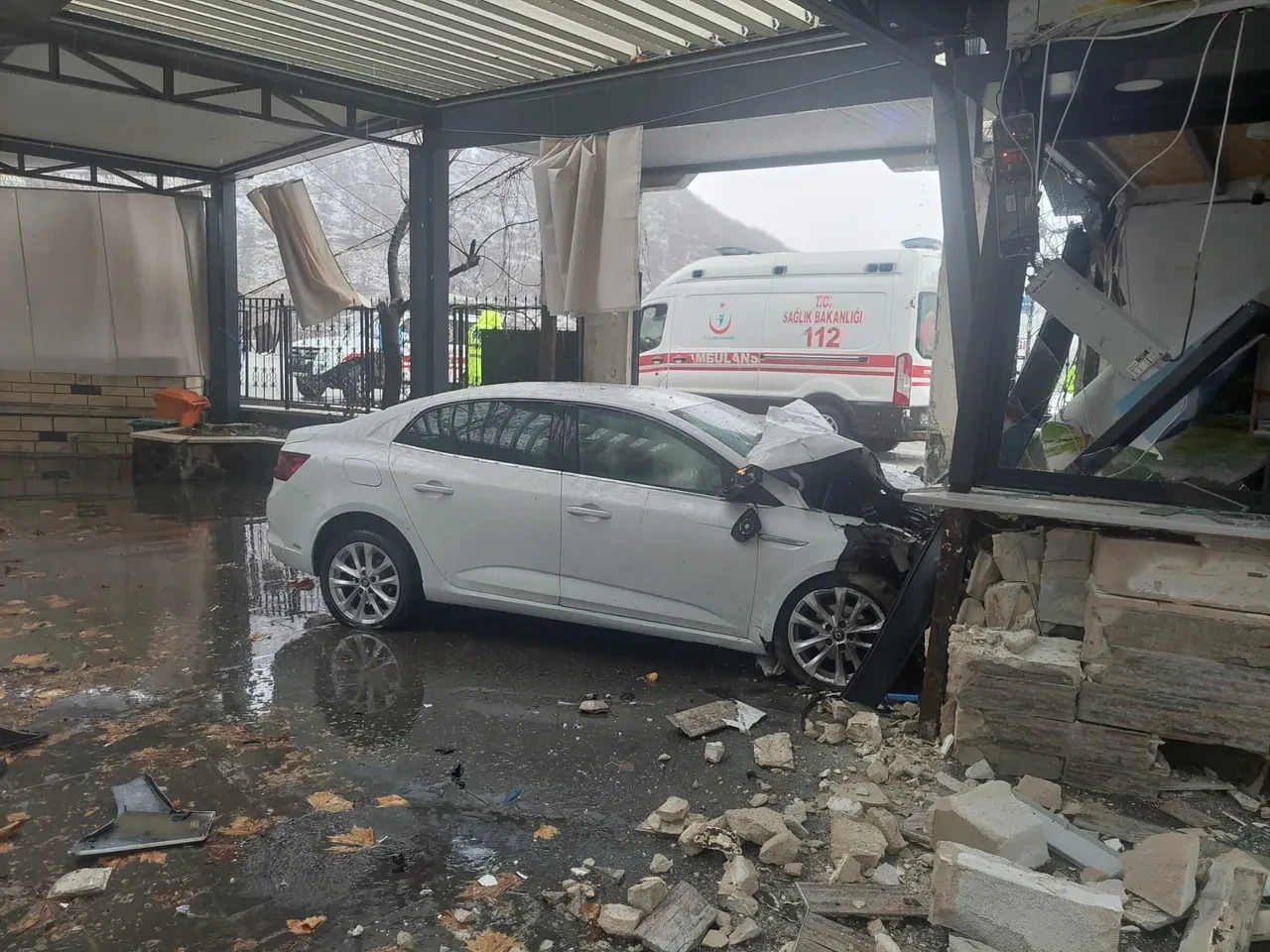 Otomobil iş yerine daldı! Feci kazada yaralılar var