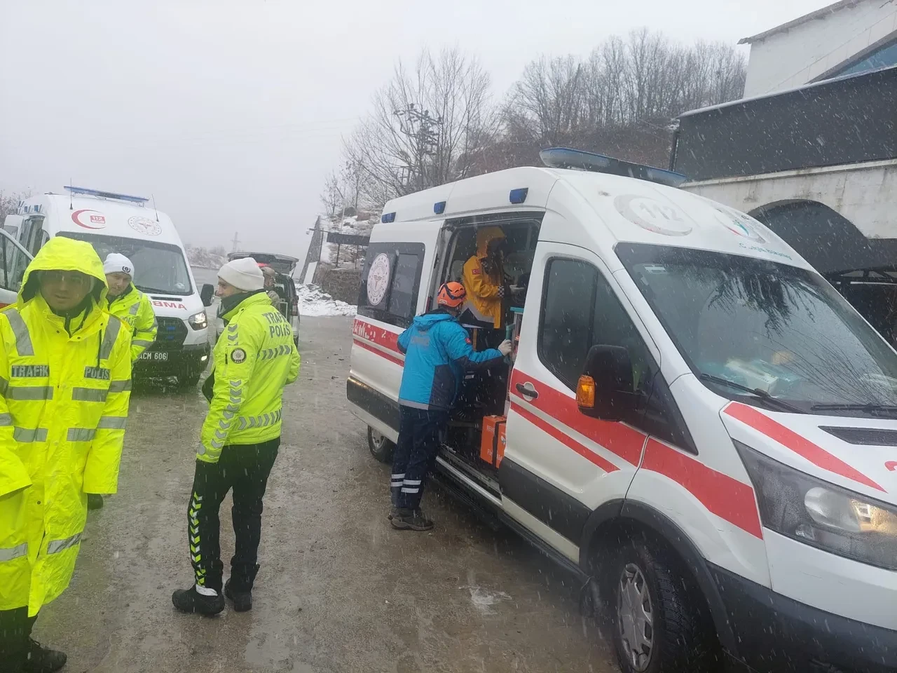 Otomobil iş yerine daldı! Feci kazada yaralılar var