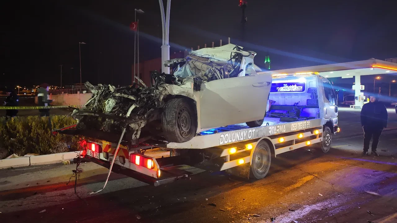 Otomobil sürücüsü feci kazada can verdi