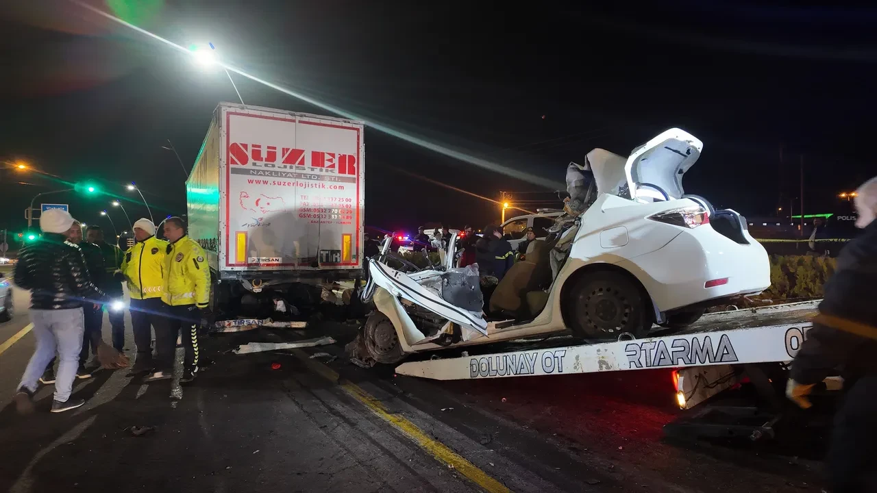 Otomobil sürücüsü feci kazada can verdi