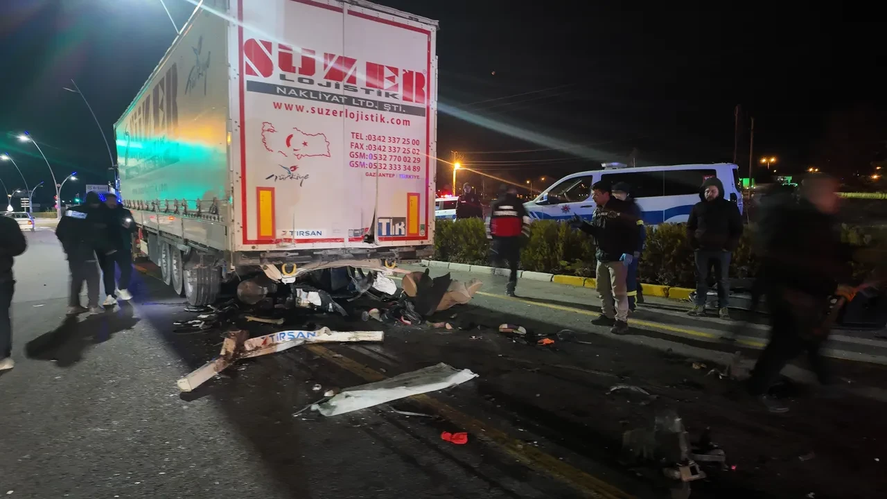 Otomobil sürücüsü feci kazada can verdi