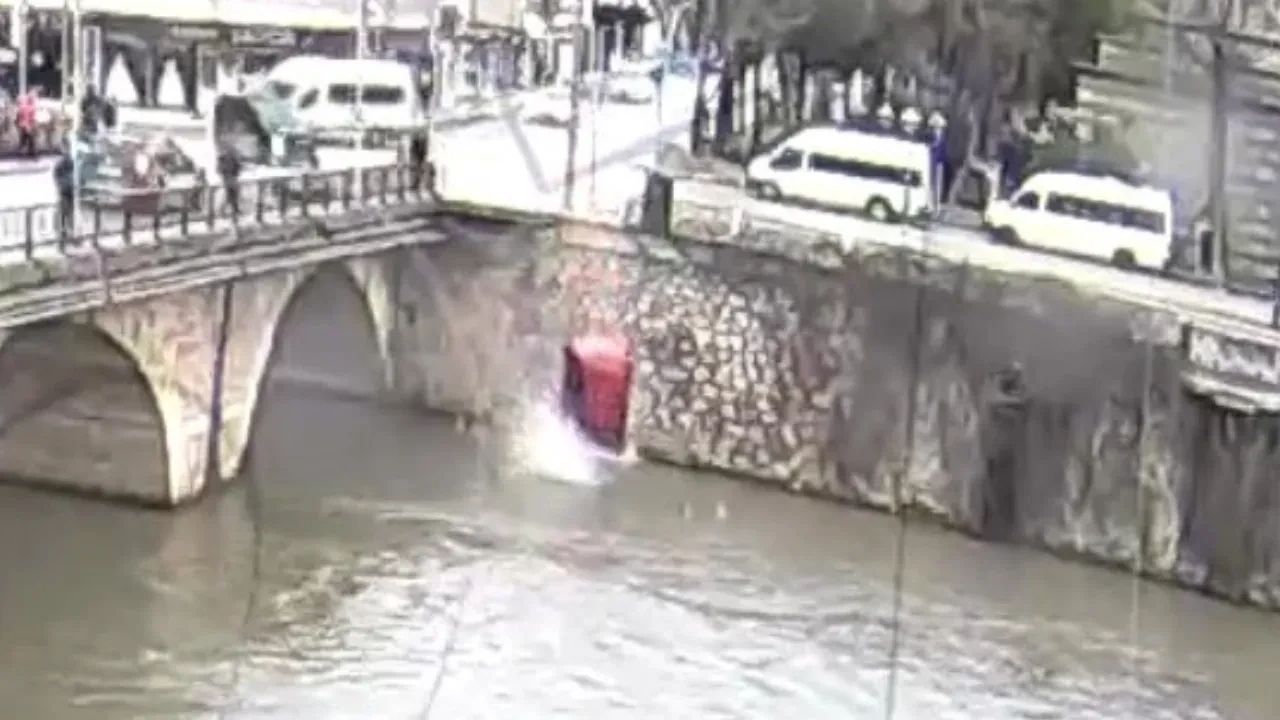 Otomobil Yeşilırmak Nehri'ne böyle uçtu! Amasya'daki feci kaza kameralarda
