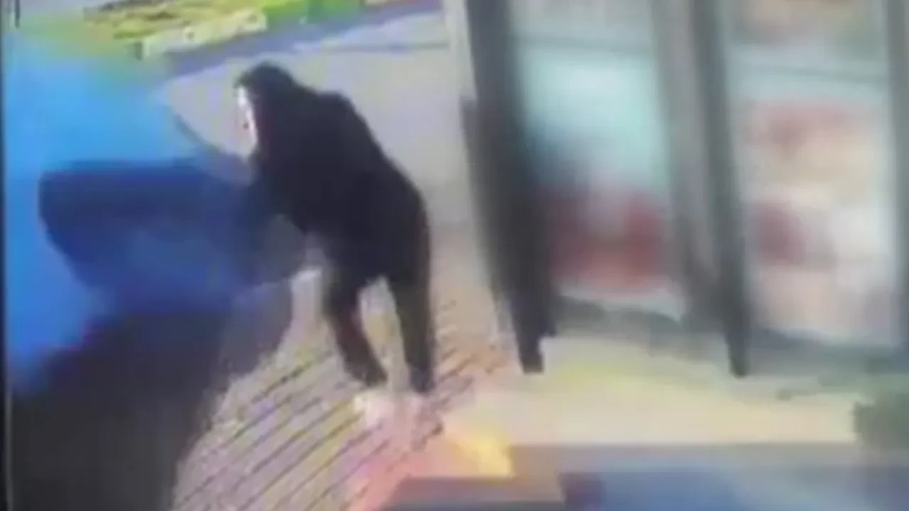 Saniyelerle ölümden kurtuldu! Hayrete düşüren anlar güvenlik kamerasında