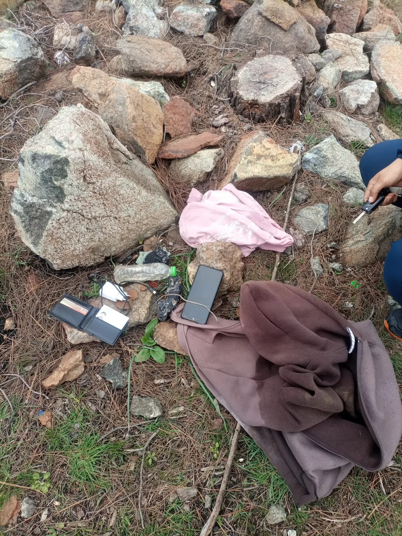 Sinekliği parçalayarak camdan kaçmıştı! Kayıp gençten ilk iz: Eşyaları arazide bulundu