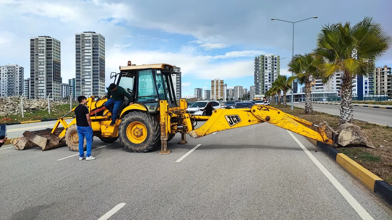 Tapulu arazilerine yol yapılan vatandaşların eyleminde korkutan anlar! İsyan etti, silahla geçti