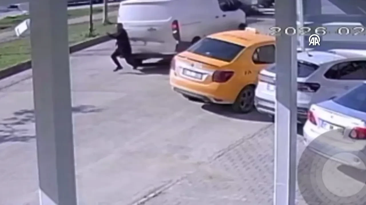 Telefonla ilgilenirken dehşeti yaşadı! Bir anda kendini yerde buldu: Korku dolu anlar kamerada 