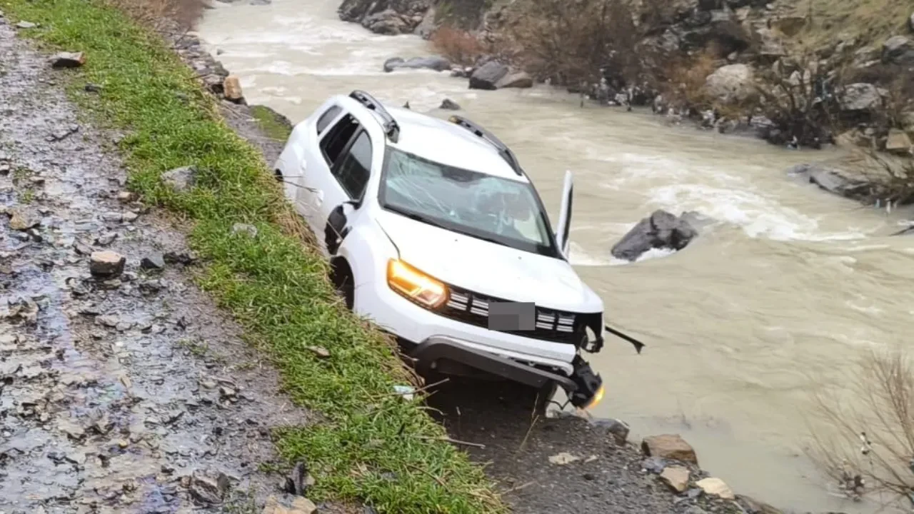 Uçuruma yuvarlandılar, ölümden kıl payı kurtuldular! Şırnak'ta feci kaza