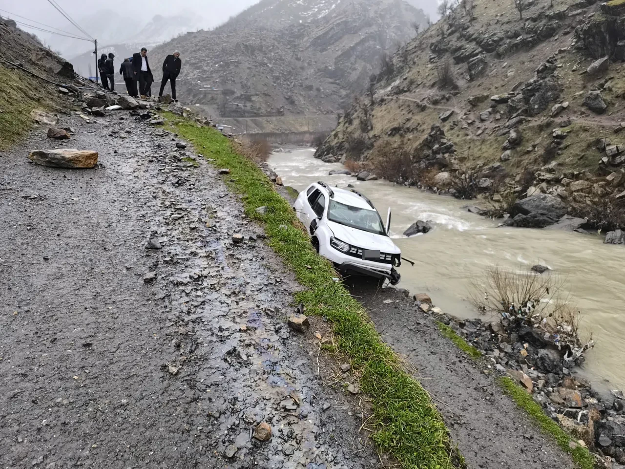 Uçuruma yuvarlandılar, ölümden kıl payı kurtuldular! Şırnak'ta feci kaza
