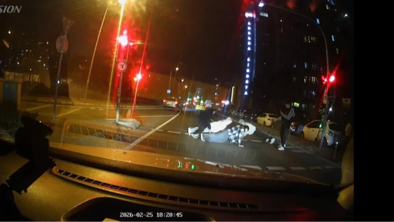 Üsküdar’da kırmızı ışık antrenmanı: Gençlerin yaya geçidindeki 'spor' molası kamerada