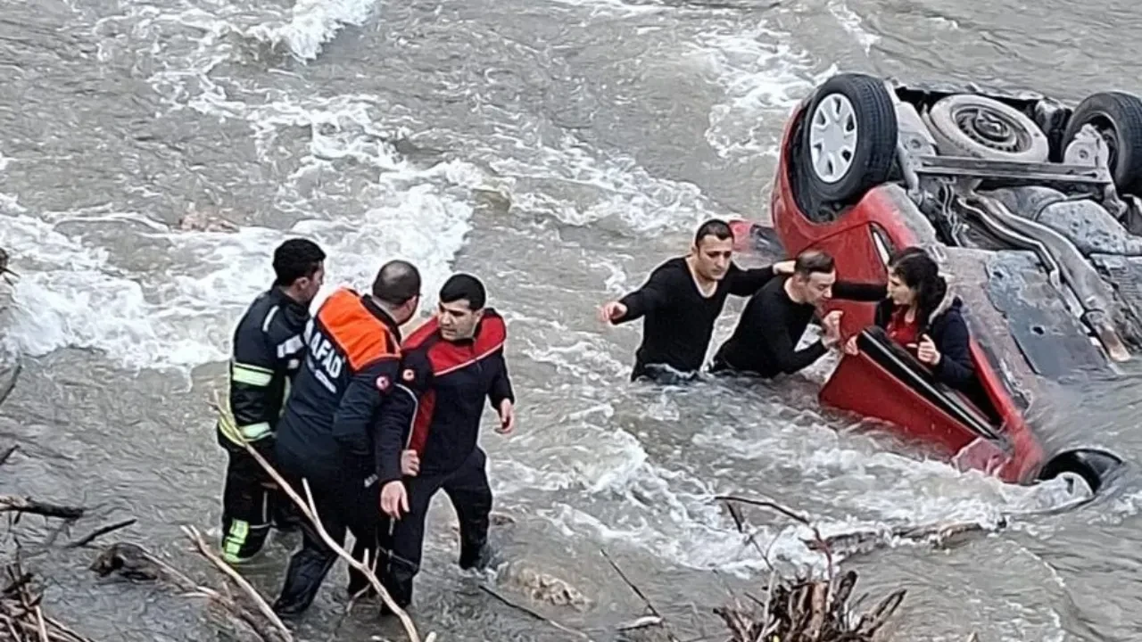 Yeşilırmak’ta can pazarı:  Otomobil köprüden uçtu, ters dönen araç metrelerce sürüklendi