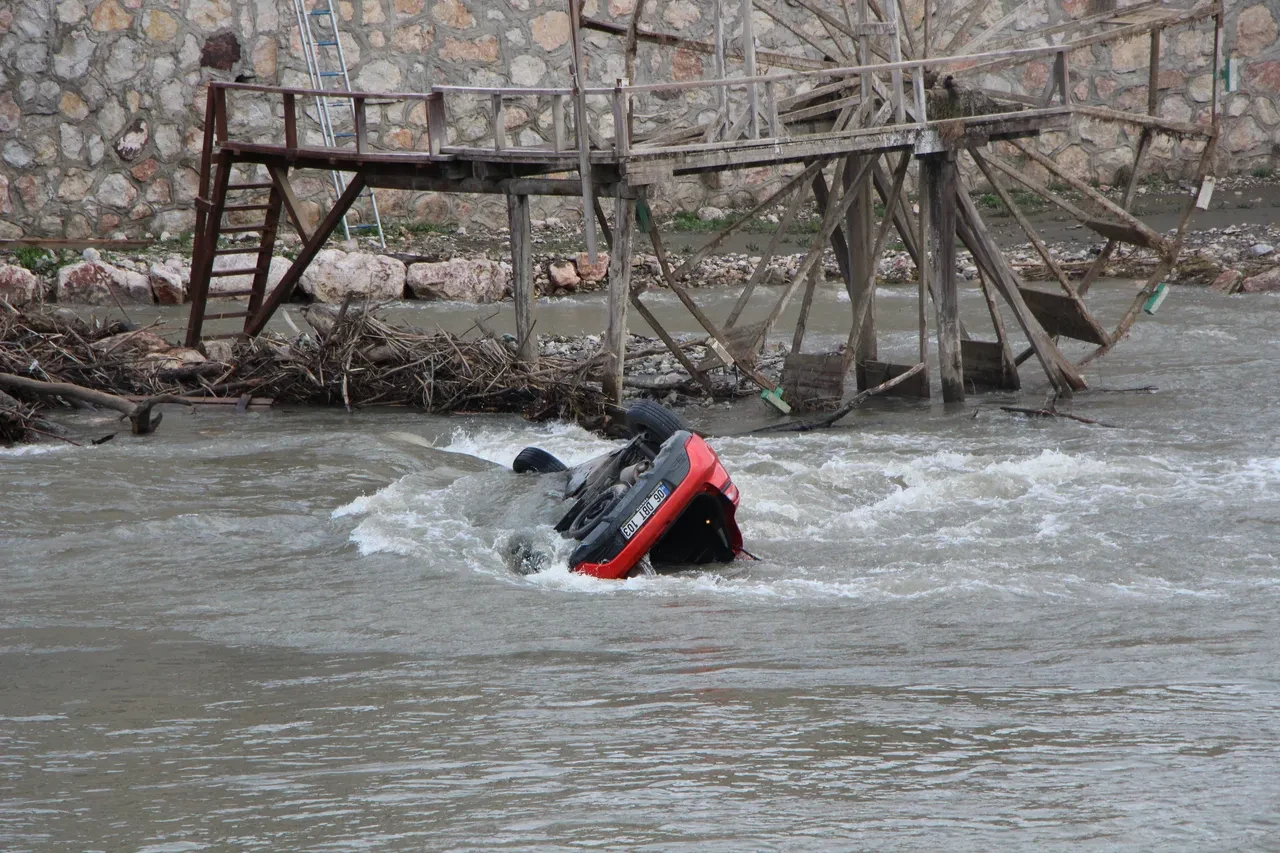 Yeşilırmak’ta can pazarı: Otomobil köprüden uçtu, ters dönen araç metrelerce sürüklendi
