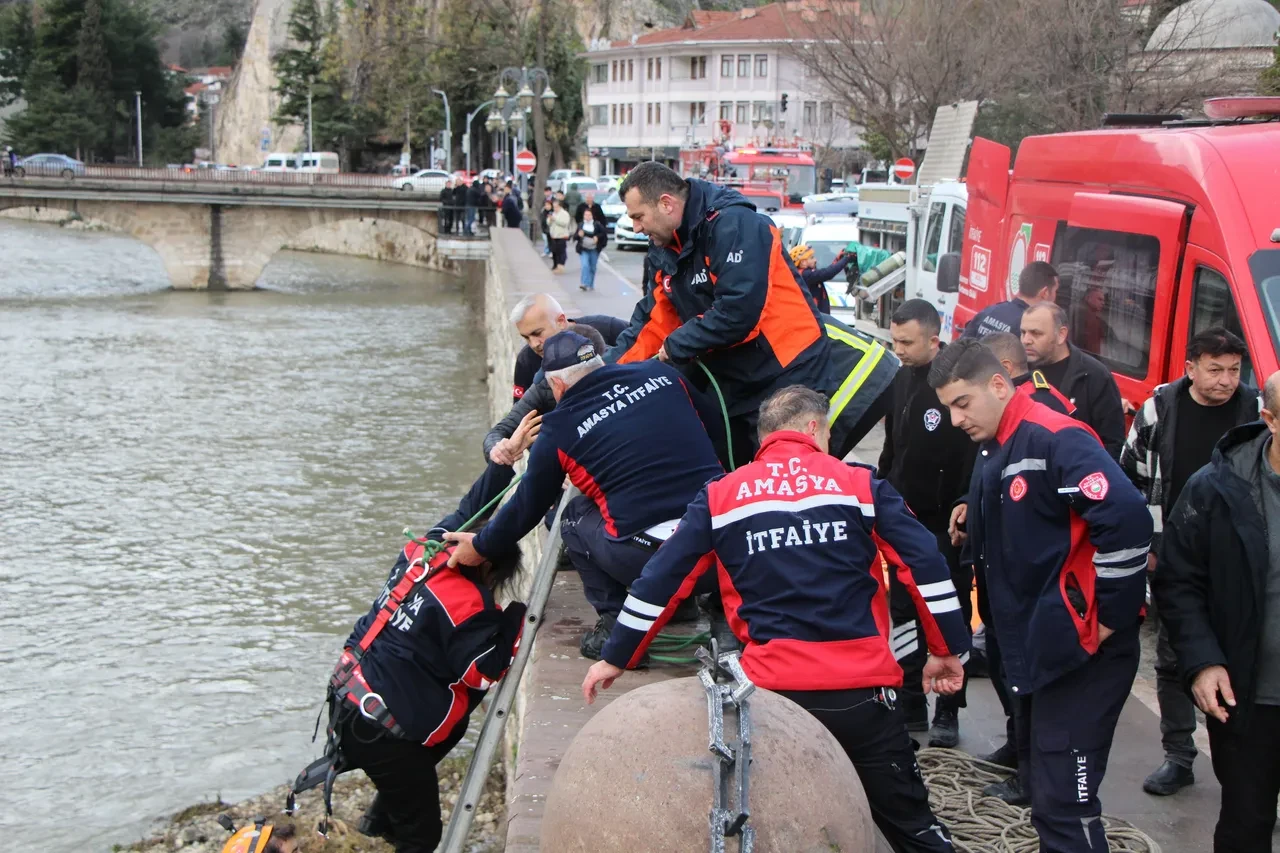 Yeşilırmak’ta can pazarı: Otomobil köprüden uçtu, ters dönen araç metrelerce sürüklendi