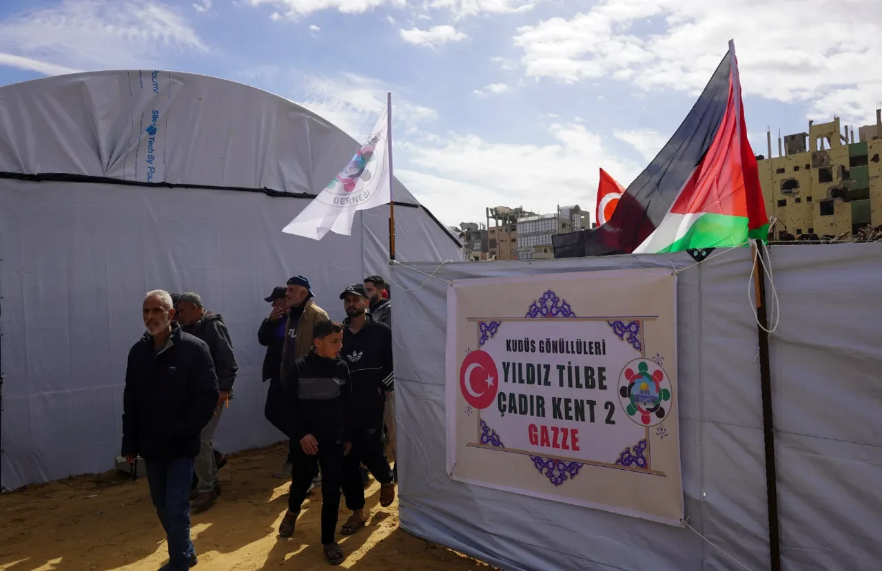 Yıldız Tilbe 2'nci çadır kent açıldı! Yaptığım denizde damla bile değil diyen Yıldız Tilbe gönülleri fethetti