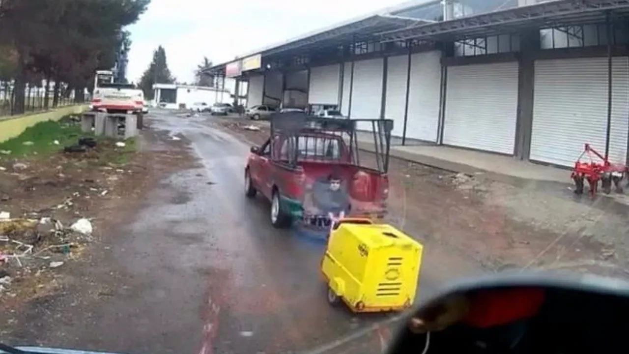 Yürekleri ağza getiren anlar! Pikabın kasasındaki çocuk saniyelerle kurtuldu