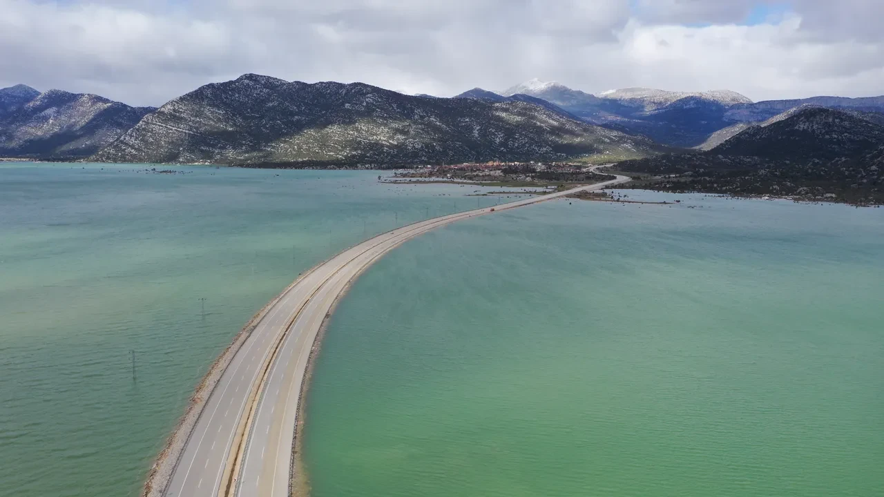 Antalya - Konya ulaşımı yağıştan kapandı: Yol göl üzerine yapıldı iddiasına KGM açıklama yaptı