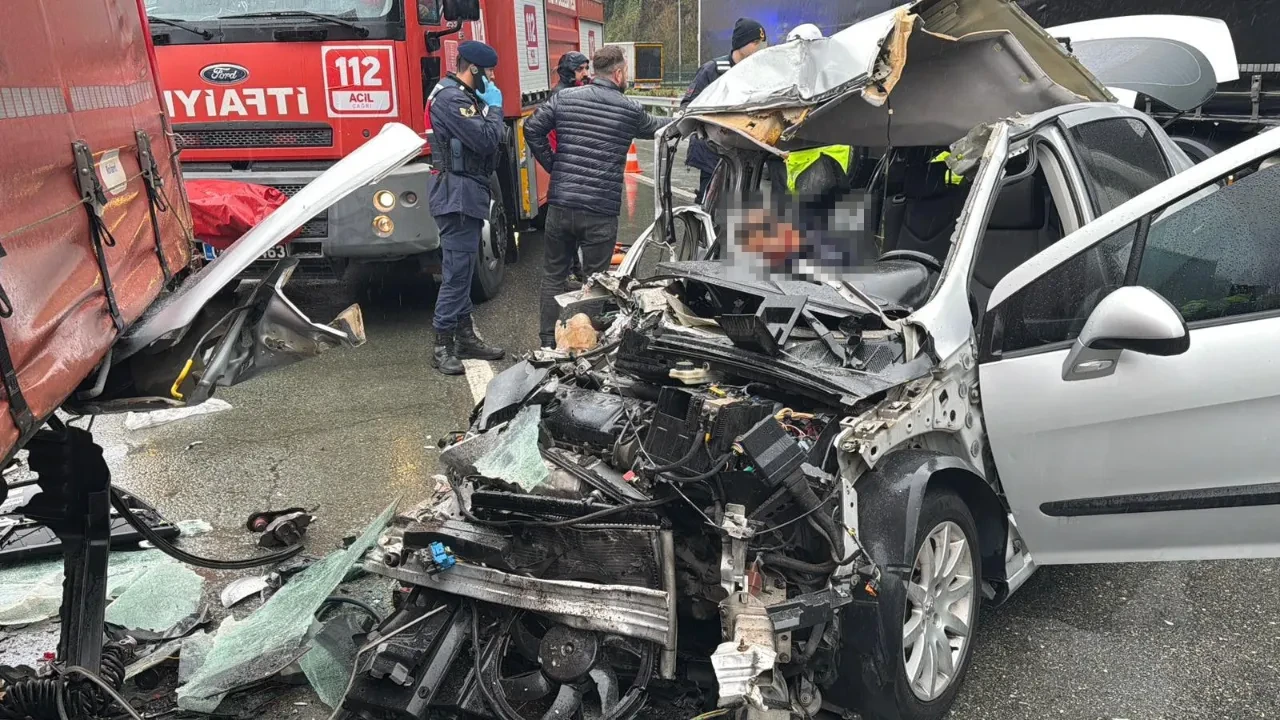 Artvin'de feci kaza! Otomobil park halindeki tıra çarptı: 2 ölü, 1 yaralı