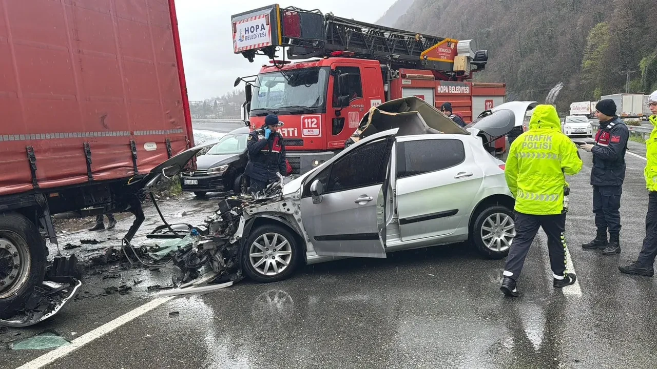 Artvin'de feci kaza! Otomobil park halindeki tıra çarptı: 2 ölü, 1 yaralı