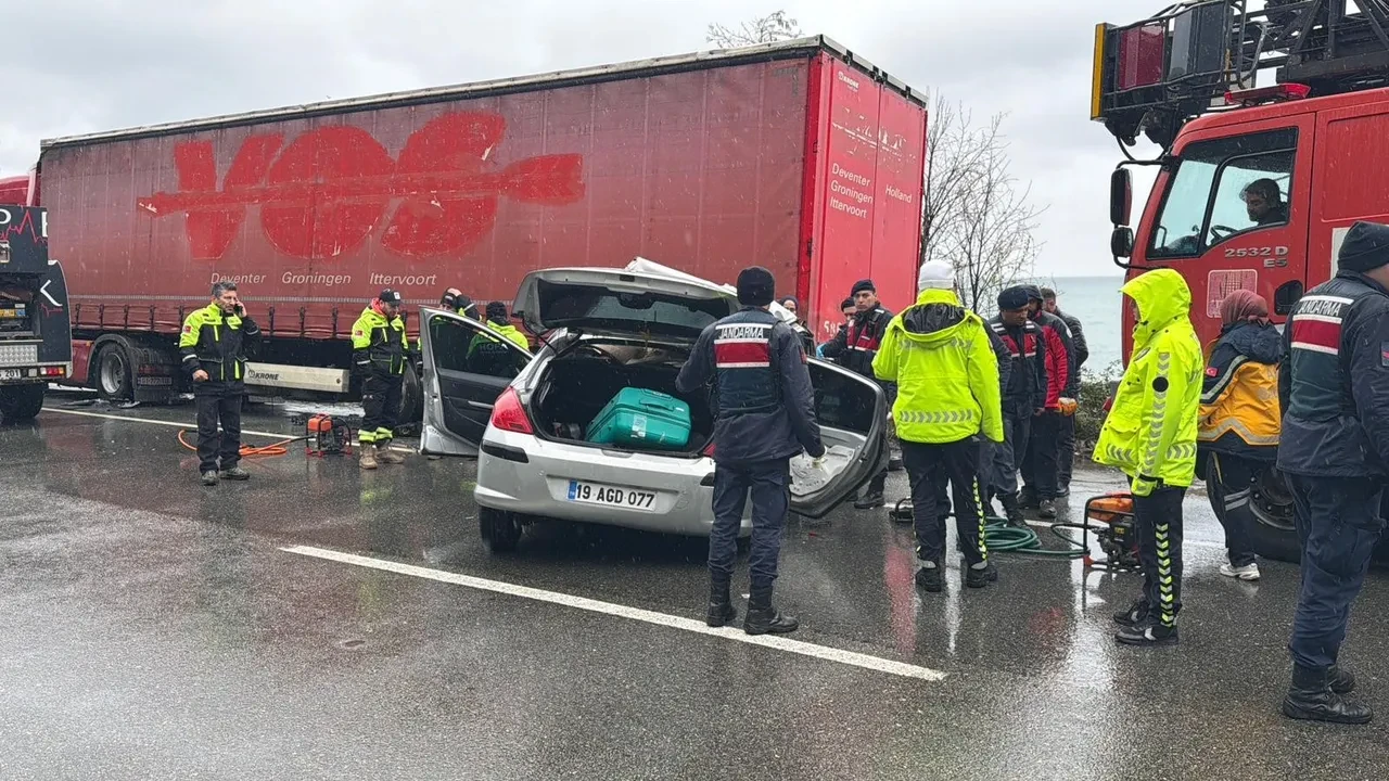 Artvin'de feci kaza! Otomobil park halindeki tıra çarptı: 2 ölü, 1 yaralı