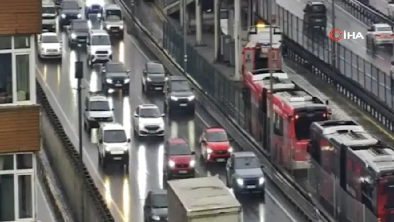 Avcılar'da iki metrobüs çarpıştı! Yaralılar var