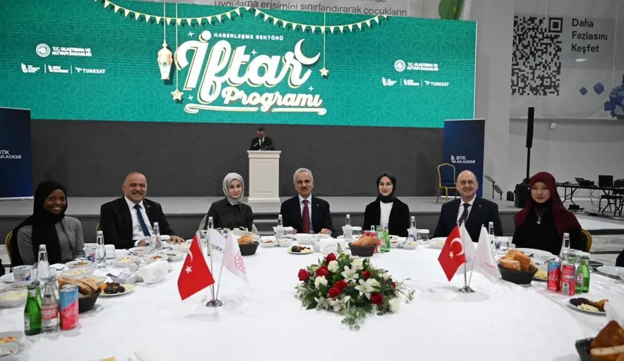 Bakan Abdulkadir Uraloğlu 15 yaş altı sosyal medya düzenlemesinin nasıl uygulanacağını açıkladı 