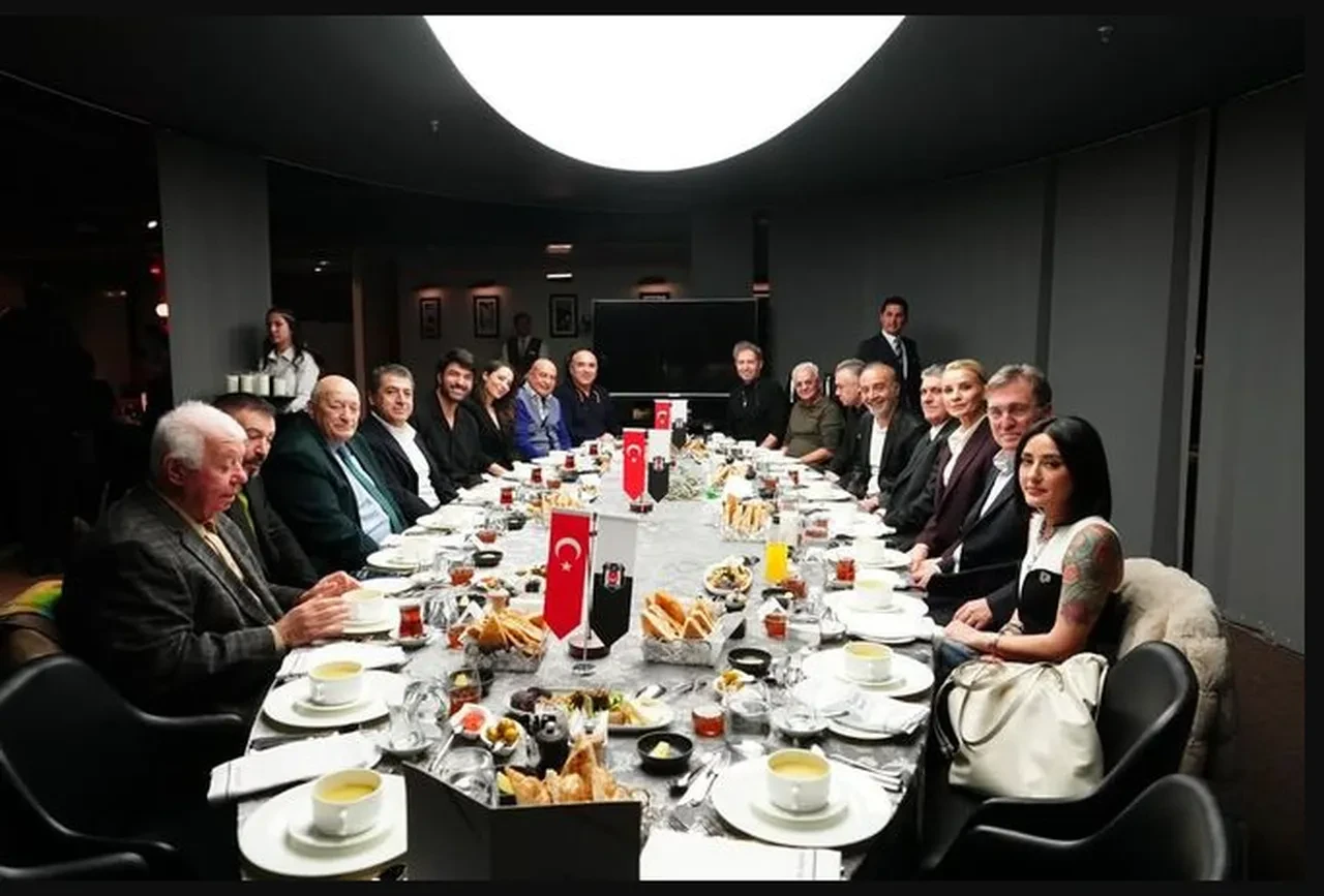 Beşiktaşlı ünlüler iftarda buluştu! Engin Akyürek, Melek Mosso, Esra Erol 