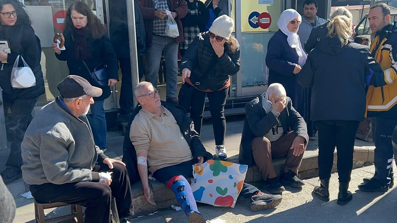 Çanakkale'de özel halk otobüsü yayaya çarptı! Ani frenle 8 kişi yaralandı