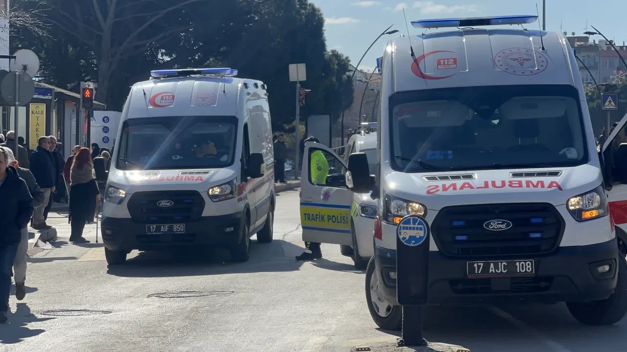 Çanakkale'de özel halk otobüsü yayaya çarptı! Ani frenle 8 kişi yaralandı