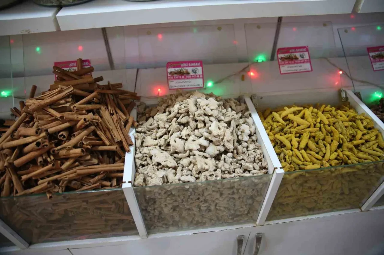 Duyan kimse inanmıyor! Bu ülkede 25 yaşına gelmiş bekarları direğe bağlayıp üzerlerine kilolarca tarçın döküyorlar