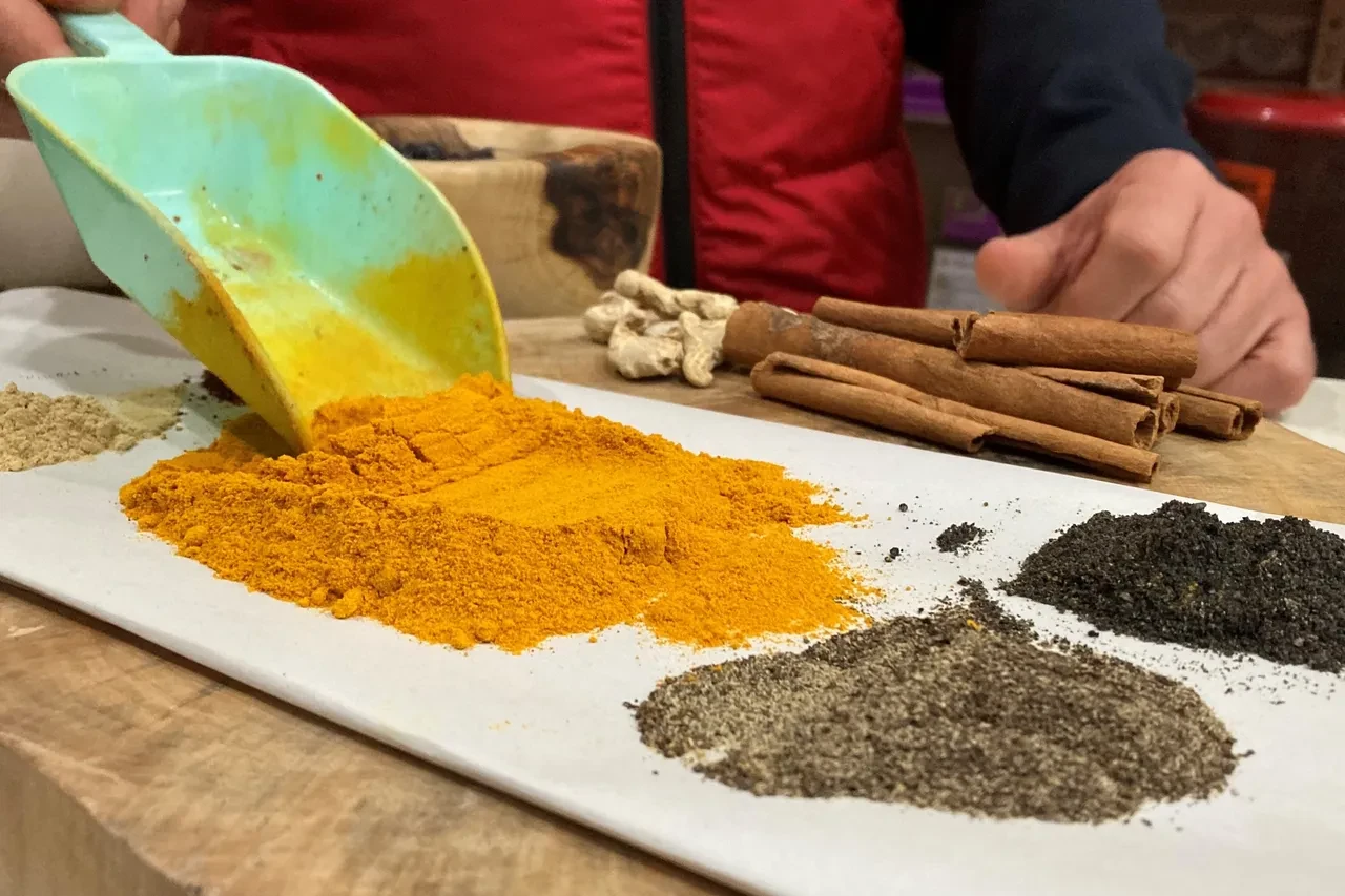 Duyan kimse inanmıyor! Bu ülkede 25 yaşına gelmiş bekarları direğe bağlayıp üzerlerine kilolarca tarçın döküyorlar