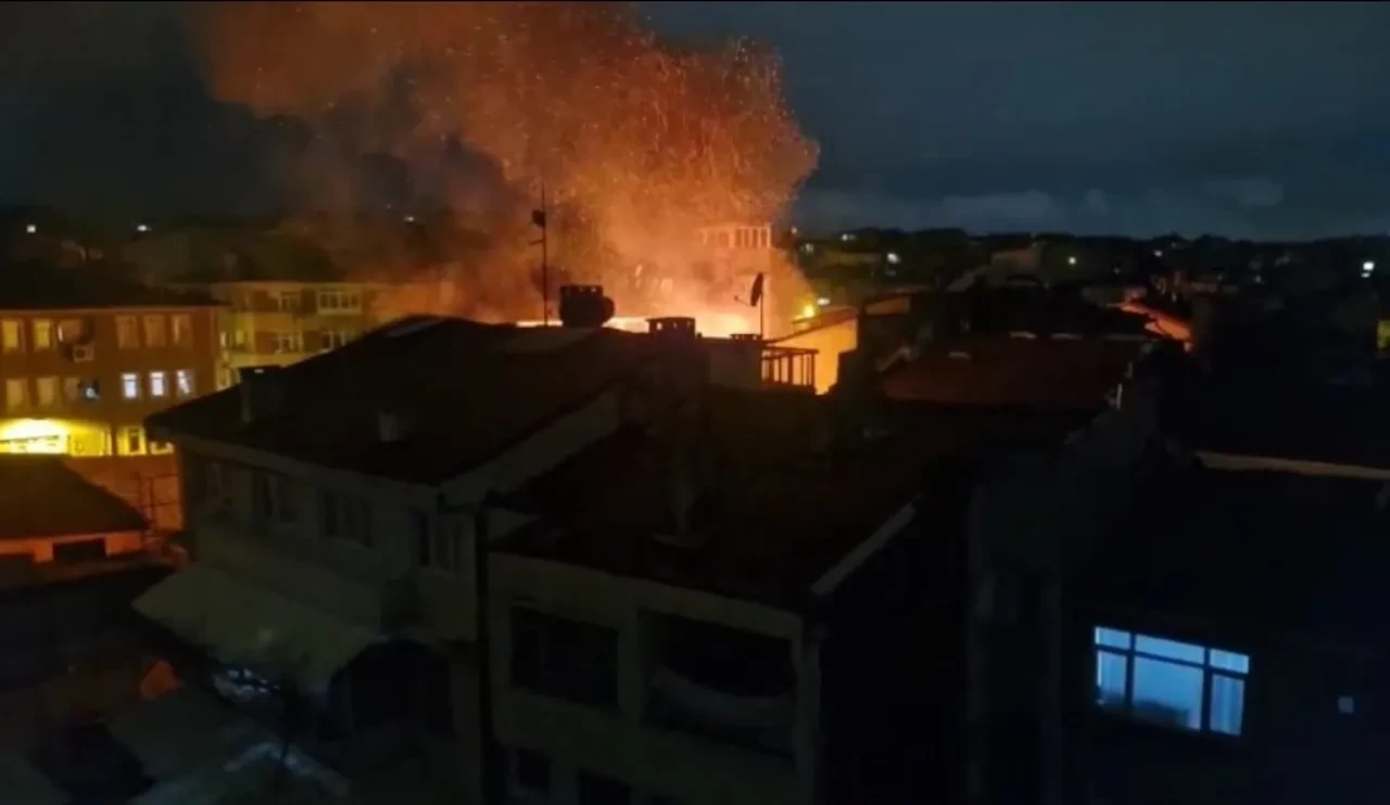 Fatih'te alevler iki binayı sardı, kedi son anda kurtarıldı