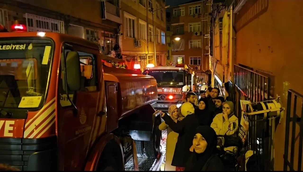 Fatih'te alevler iki binayı sardı, kedi son anda kurtarıldı