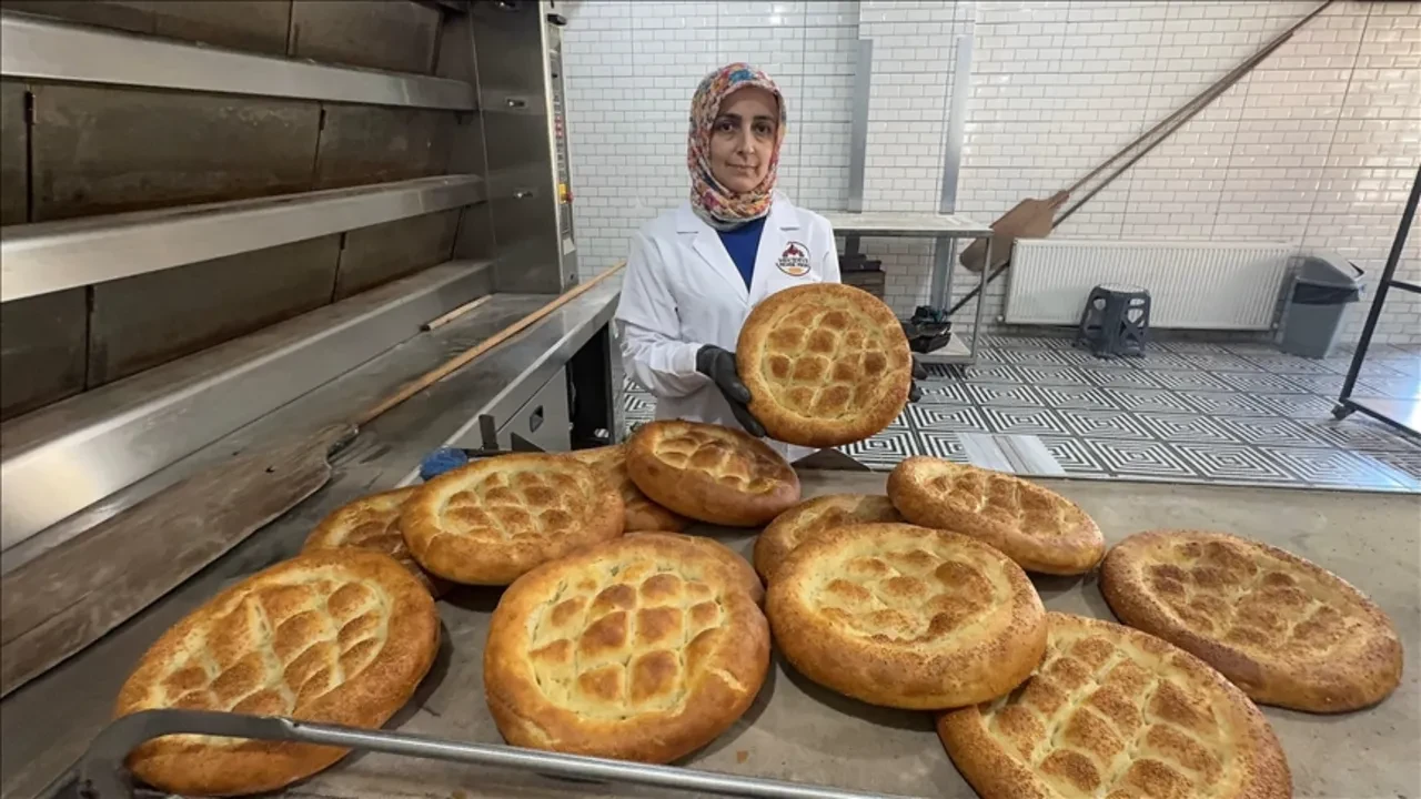 Fırıncıların sırrı açığa çıktı! Ramazan pidesinin tadını bir başka yapan 'Şifa' sıvısı bakın neyden yapılıyormuş