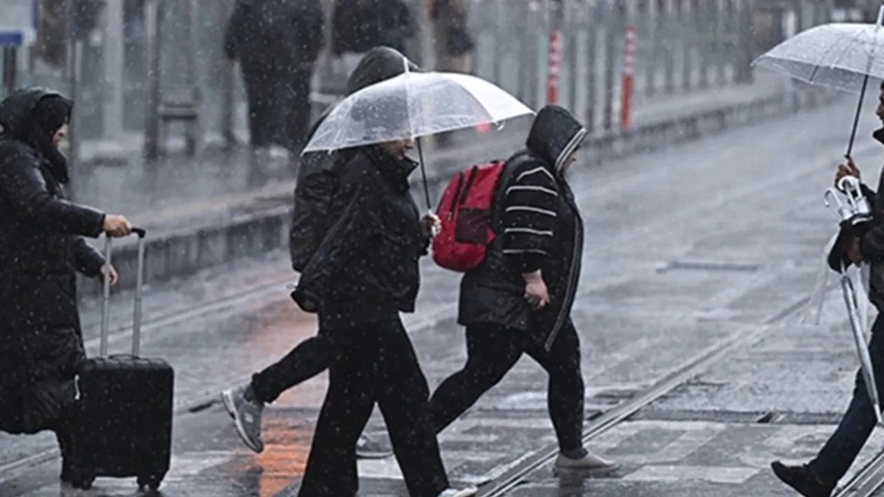 İçişleri Bakanlığı'dan sarı kodlu uyarı! Yağış olacak illeri sıraladı, heyelan uyarısı yaptı