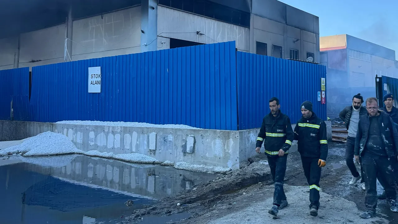 İzmir'de geri dönüşüm fabrikasında yangın paniği