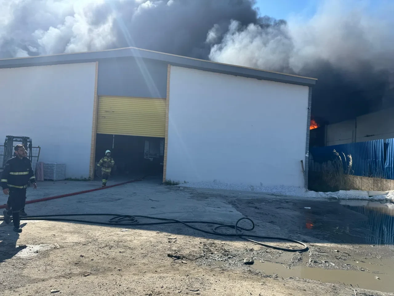 İzmir'de geri dönüşüm fabrikasında yangın paniği