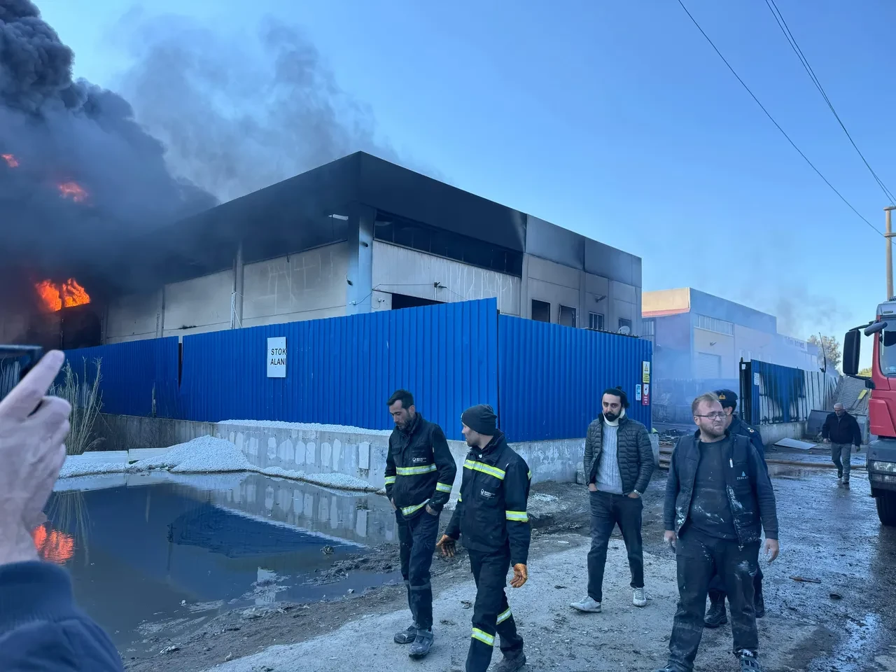 İzmir'de geri dönüşüm fabrikasında yangın paniği