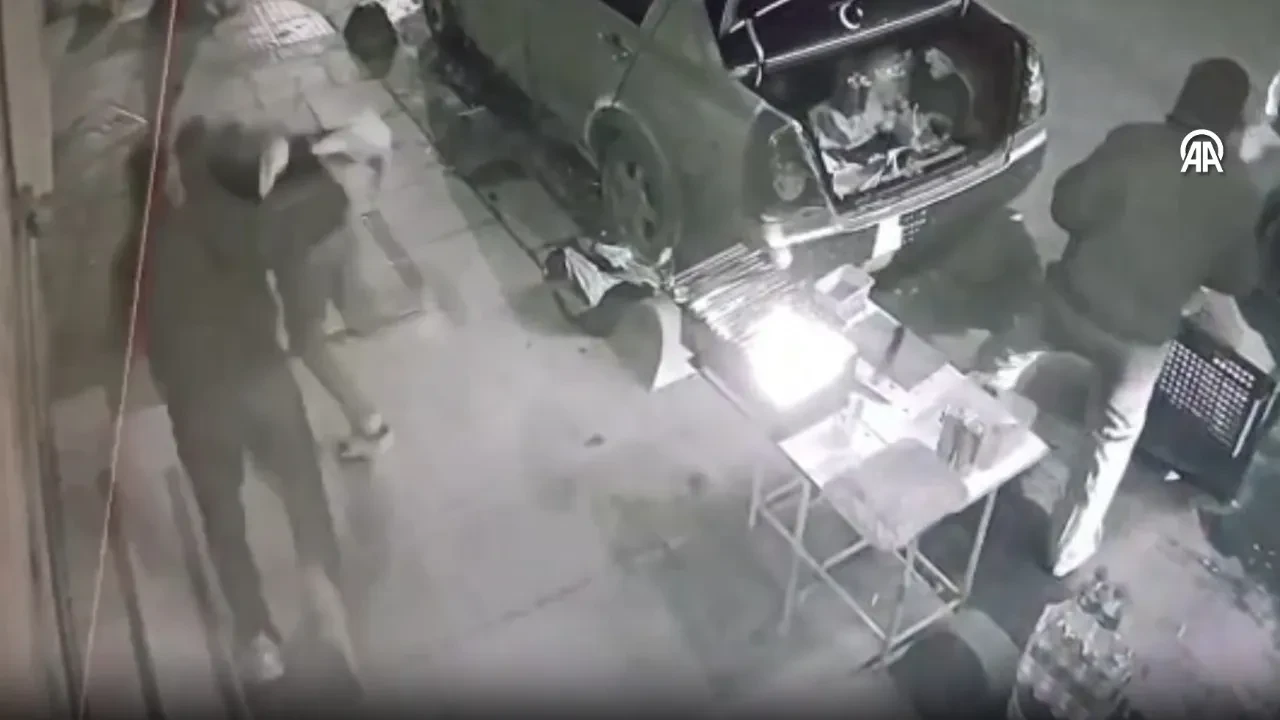 Kaldırımda otururken bir anda kurşunların hedefi oldular!