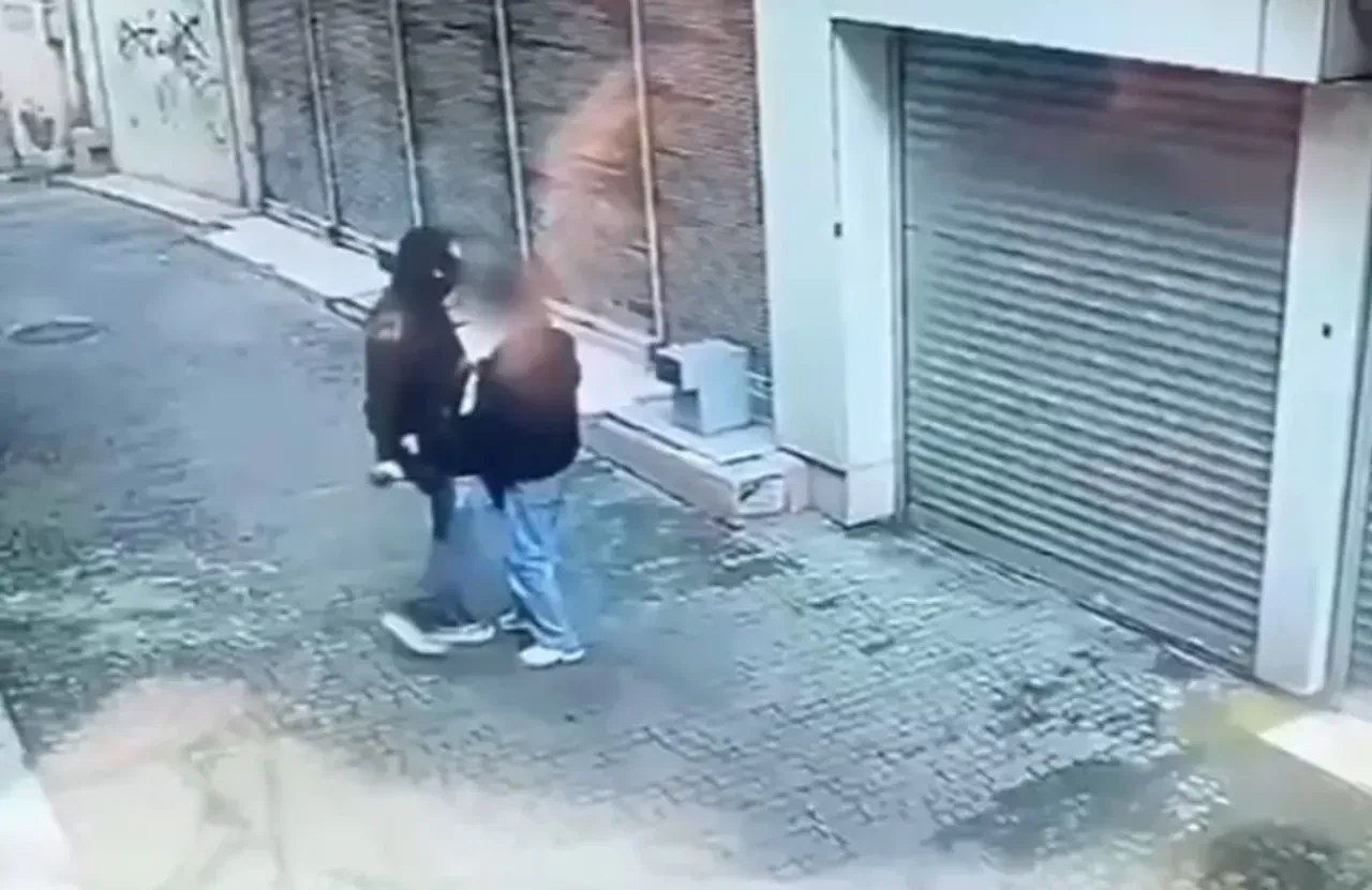 Kar maskeli gaspçı dehşeti kamerada: Eline aldığı tornavida ile...