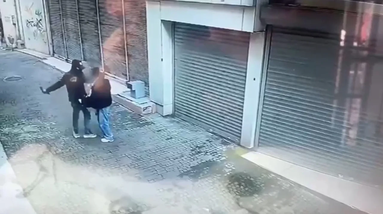 Kar maskeli gaspçı dehşeti kamerada: Eline aldığı tornavida ile...