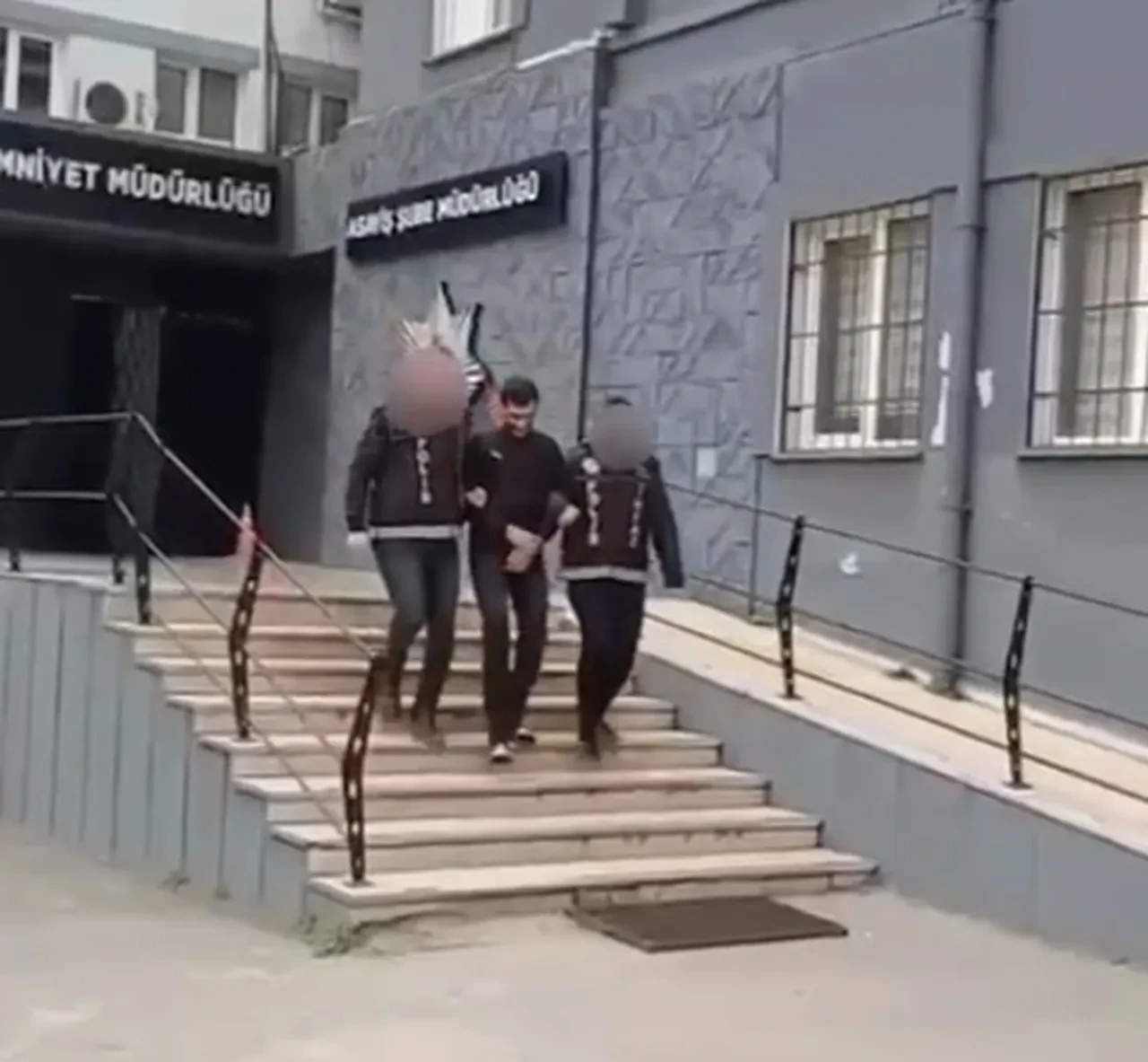 Kar maskeli gaspçı dehşeti kamerada: Eline aldığı tornavida ile...