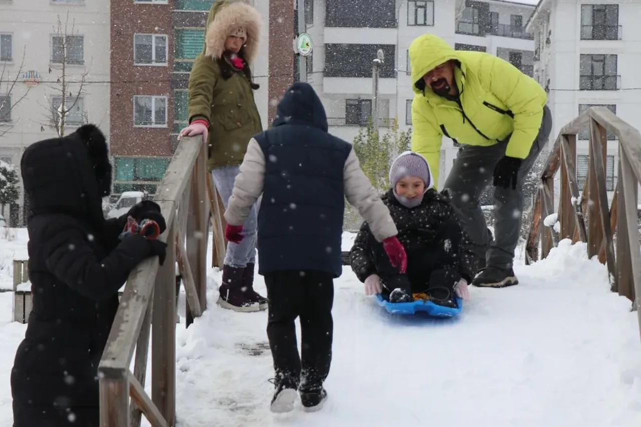 Kar yağışı eğitimi etkiledi! Okullar bir bir tatil edildi