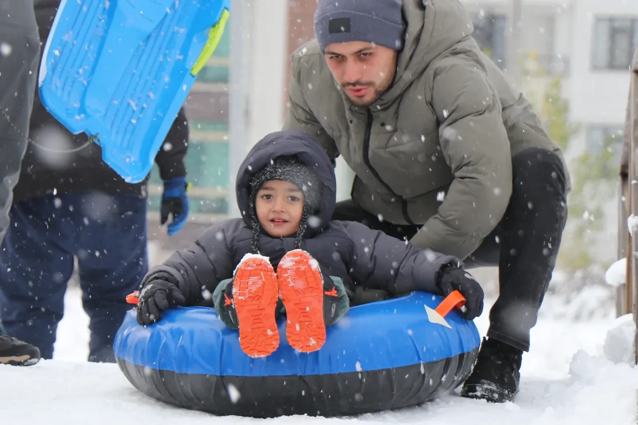 Kar yağışı eğitimi etkiledi! Okullar bir bir tatil edildi