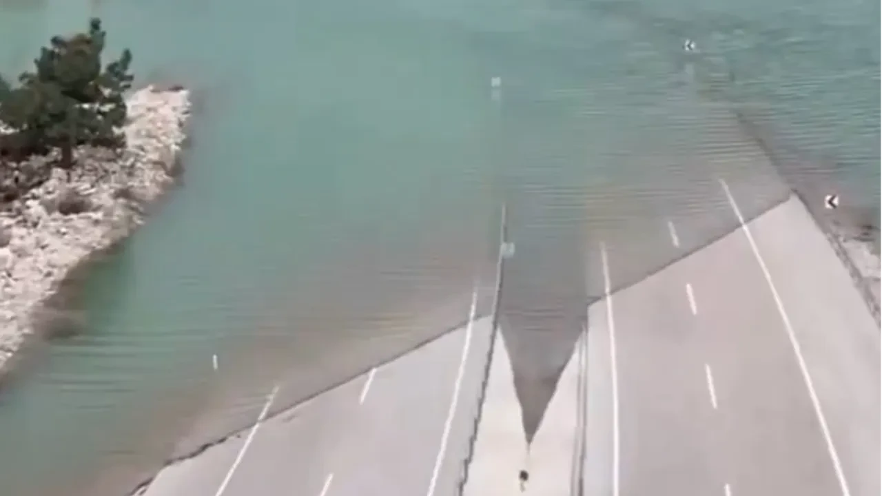 Antalya - Konya ulaşımı yağıştan kapandı: Yol göl üzerine yapıldı iddiasına KGM açıklama yaptı