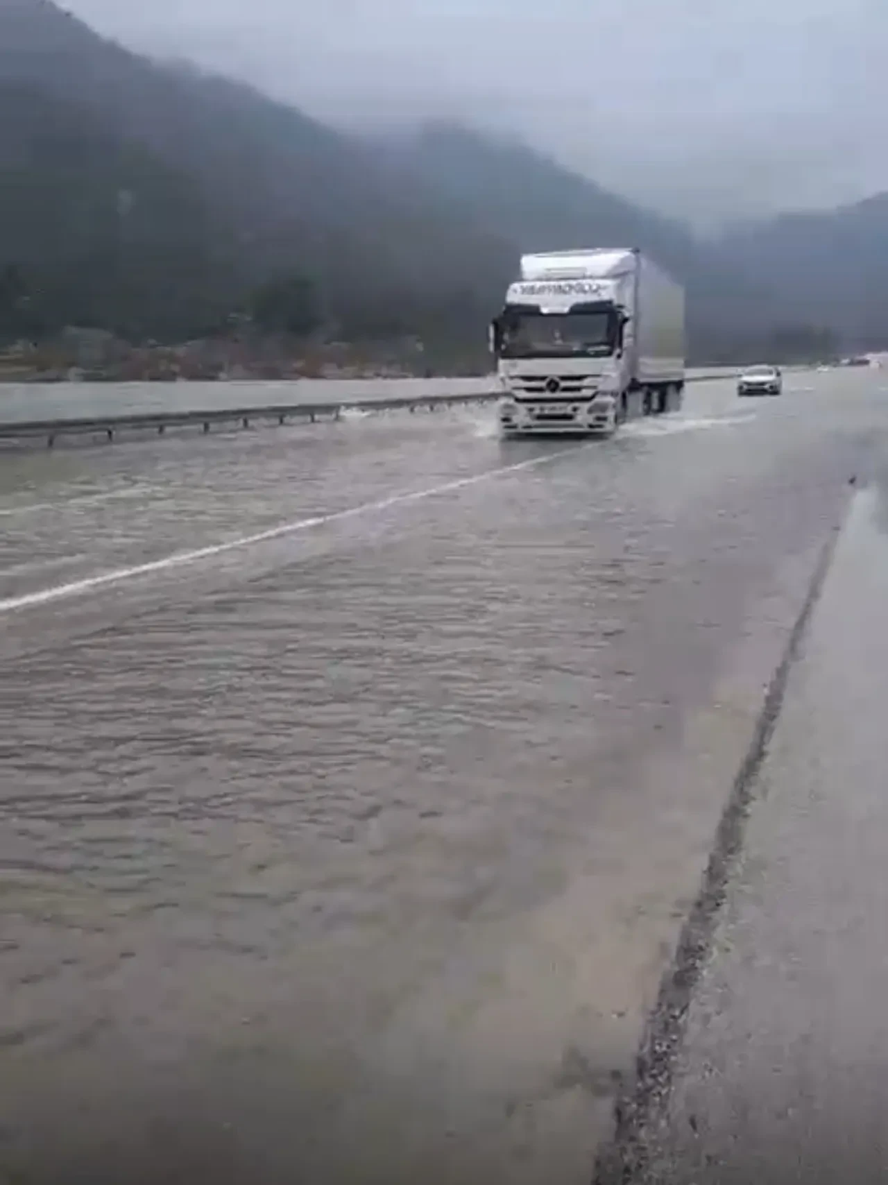 Antalya - Konya ulaşımı yağıştan kapandı: Yol göl üzerine yapıldı iddiasına KGM açıklama yaptı
