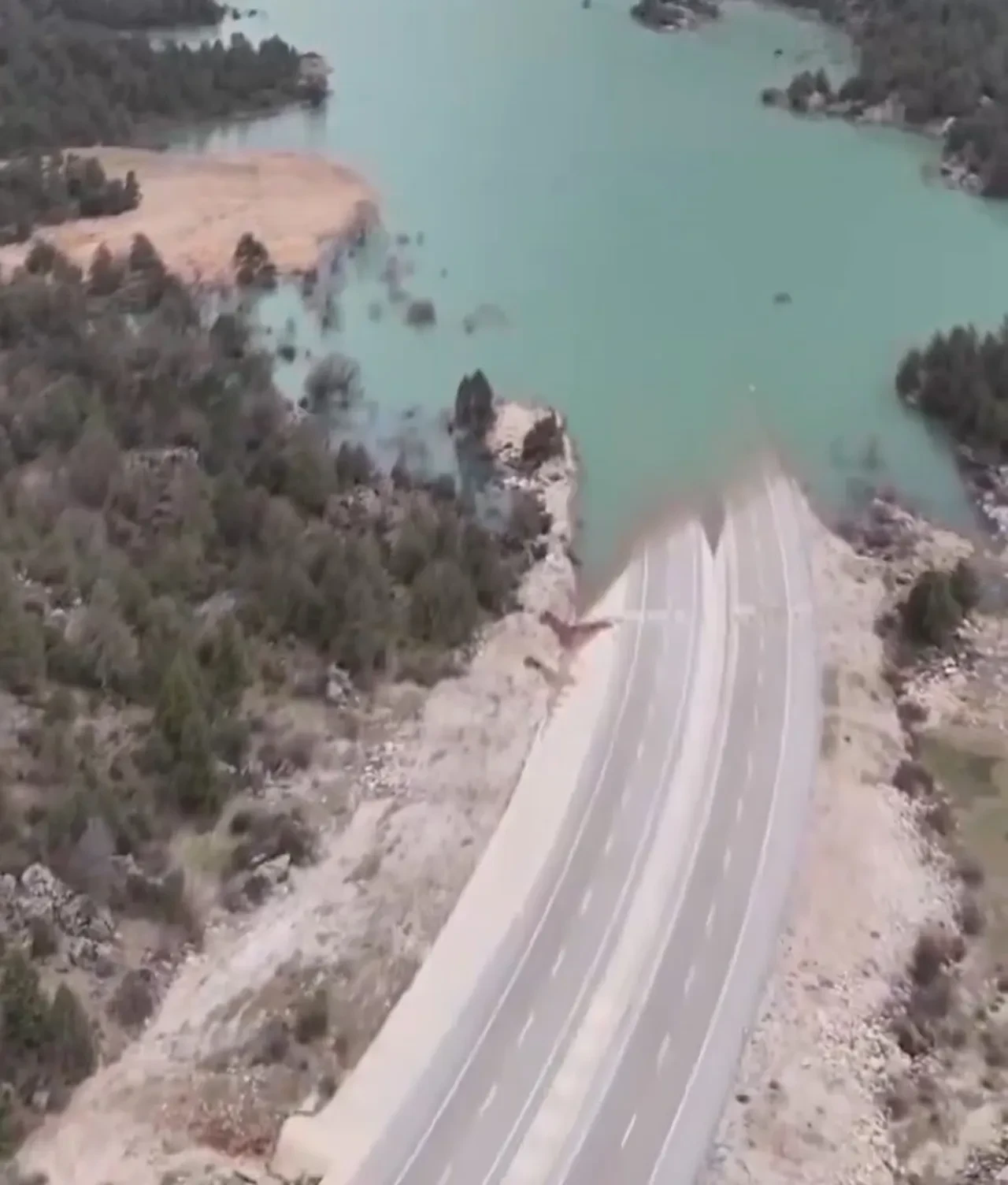 Antalya - Konya ulaşımı yağıştan kapandı: Yol göl üzerine yapıldı iddiasına KGM açıklama yaptı